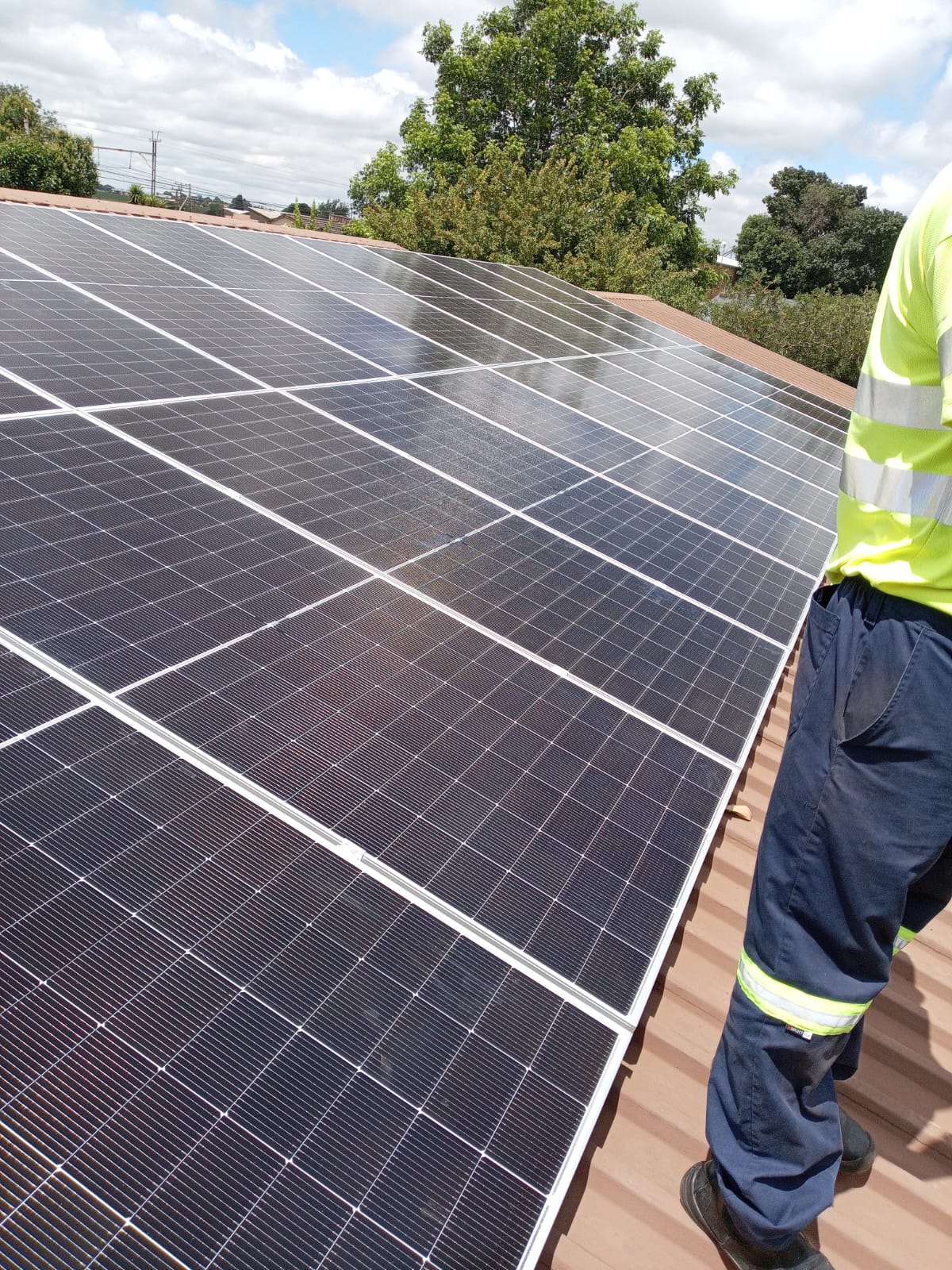  Professional installation of a 10kW hybrid solar system with monocrystalline panels and battery backup by SolAir Systems